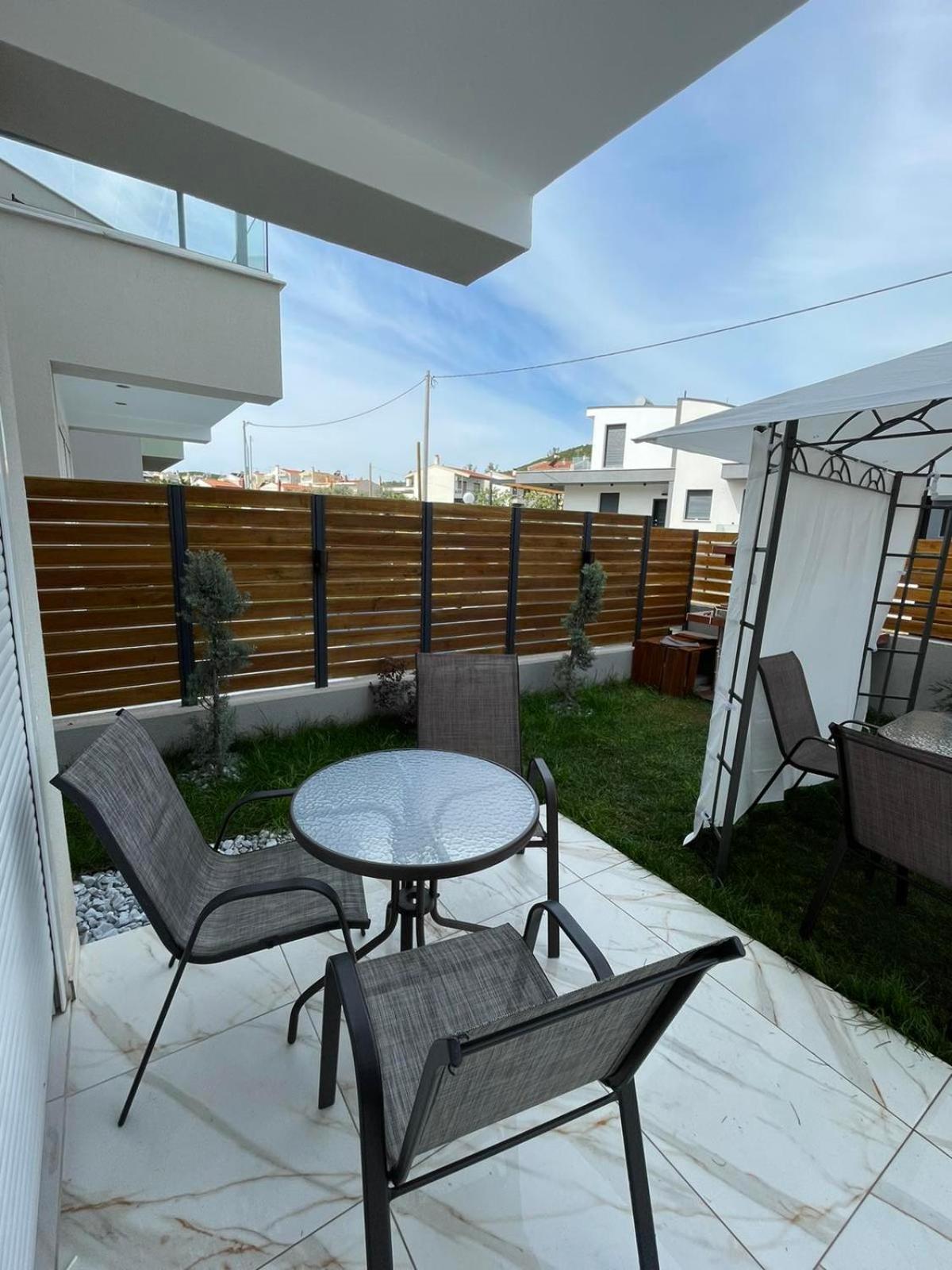 Chara'S House Apartamento Cavala Exterior foto